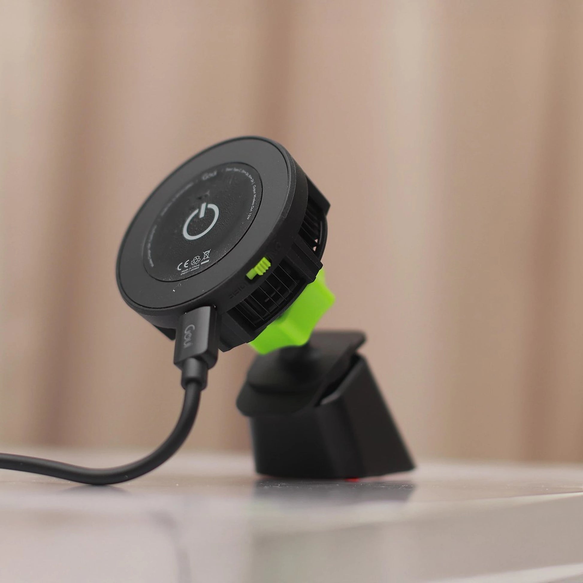 Magfan Pro Chargeur Sans Fil – 15W - photo lifestyle sur table au Maroc
