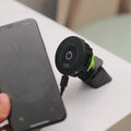 Magfan Pro Chargeur Sans Fil – 15W - photo lifestyle avec smartphone au Maroc