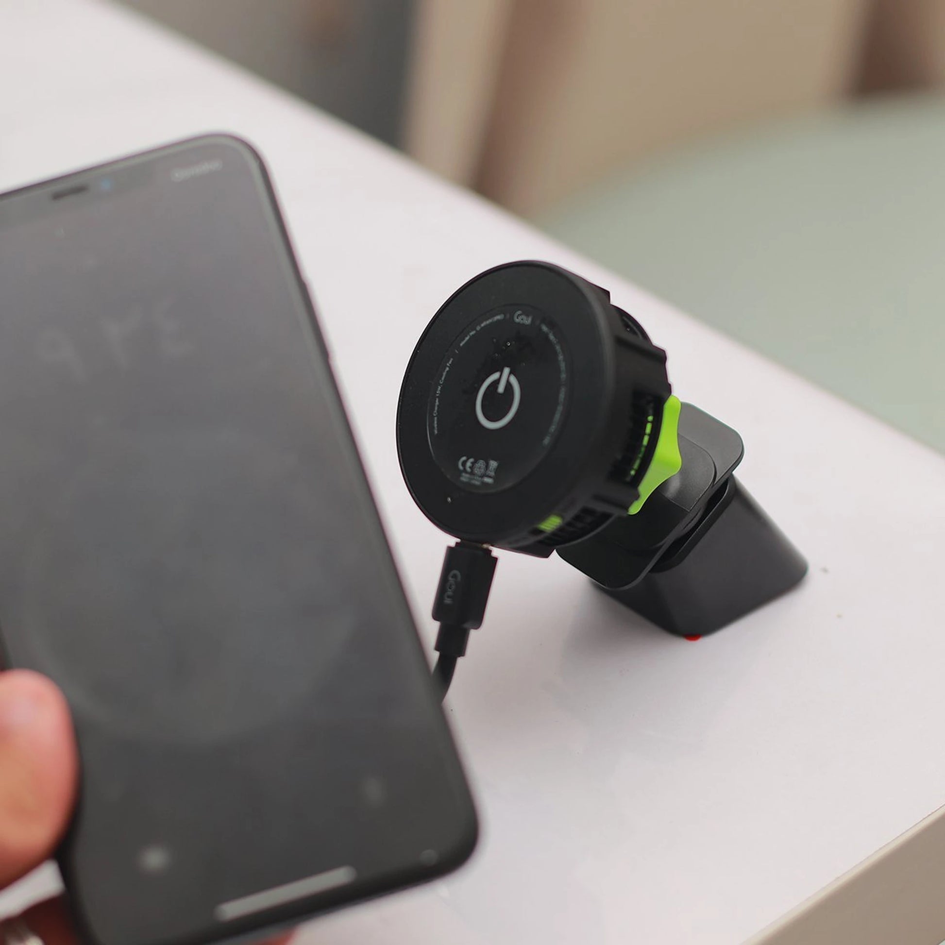 Magfan Pro Chargeur Sans Fil – 15W - photo lifestyle avec smartphone au Maroc